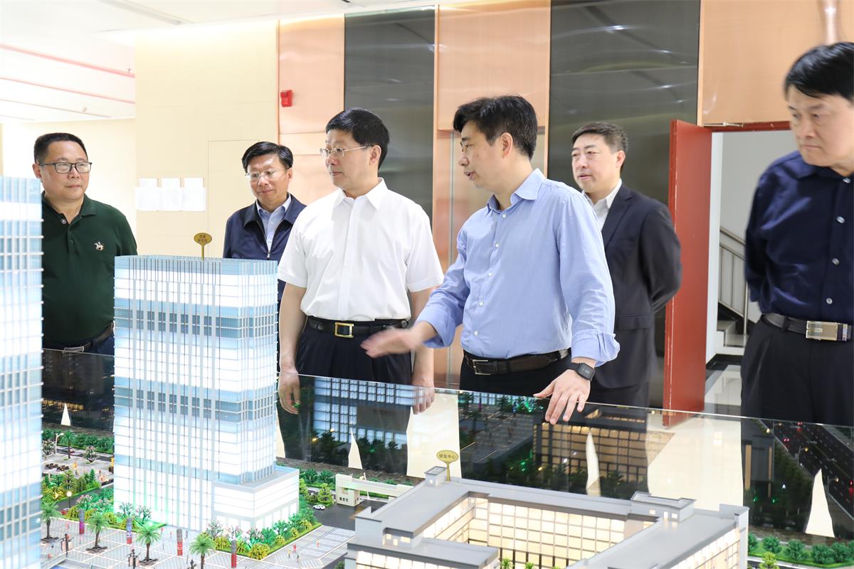 吉林省副省长朱天舒一行考察我院科技创新工作