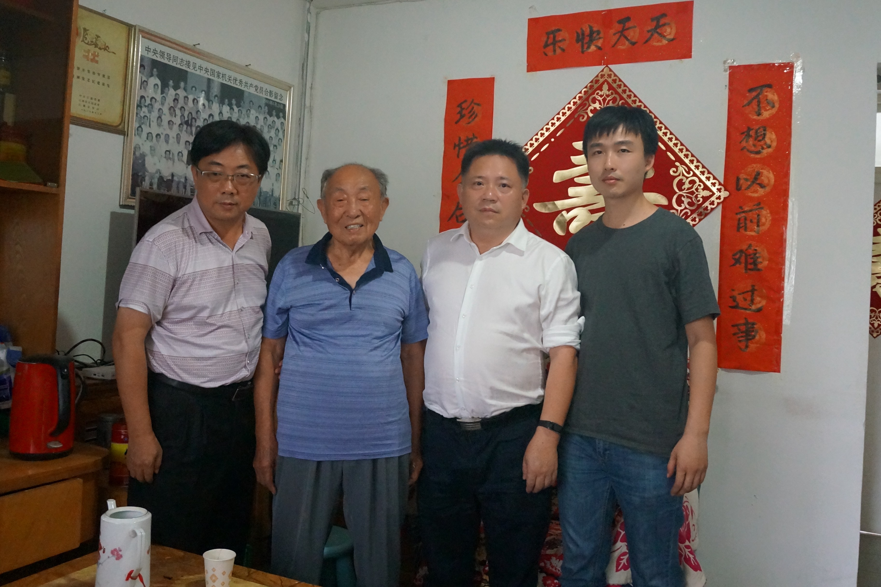 我院生资所看望离休植物学家李欣