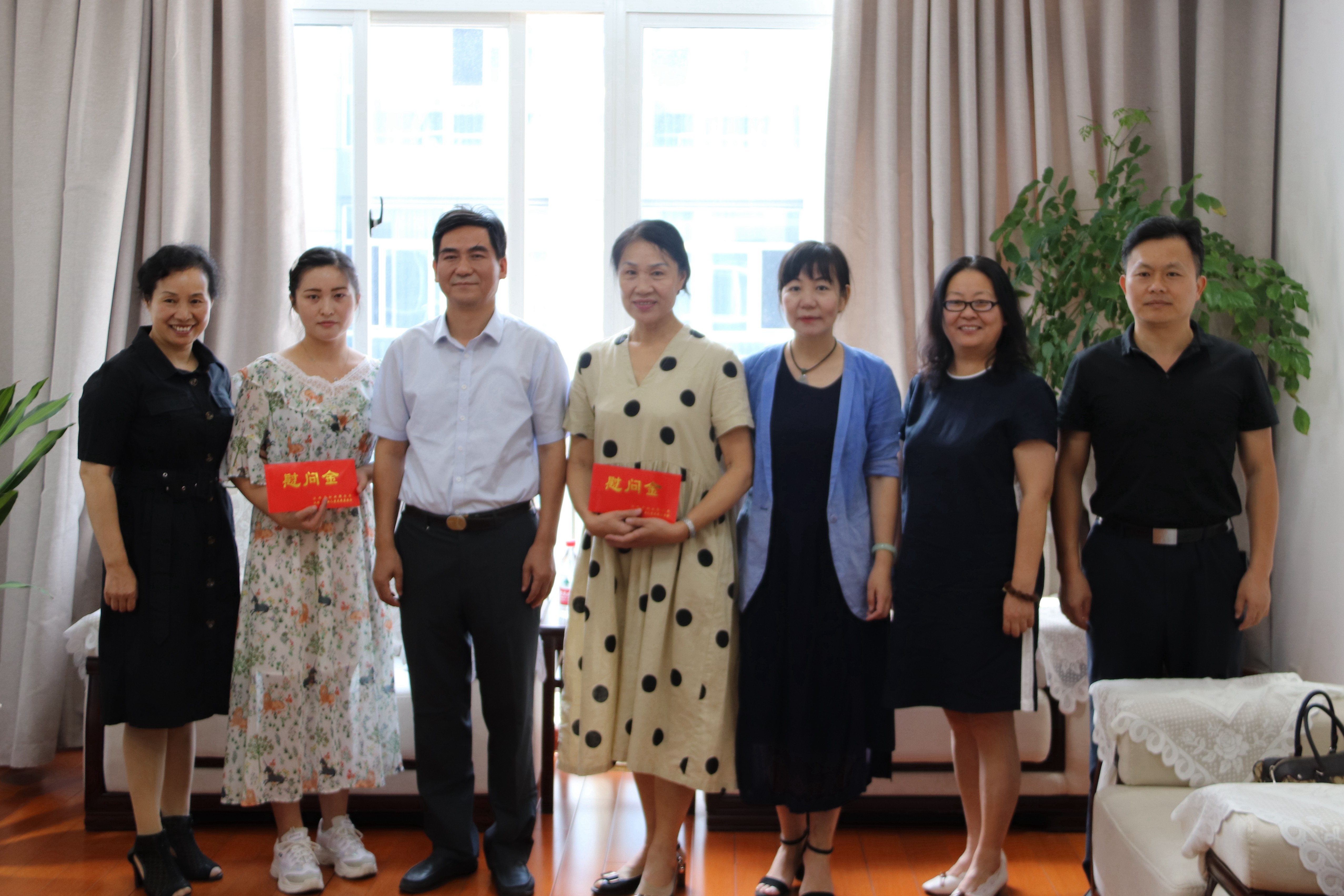 省妇联副主席朱彦一行慰问我院“与共和国共成长女性先进人物”