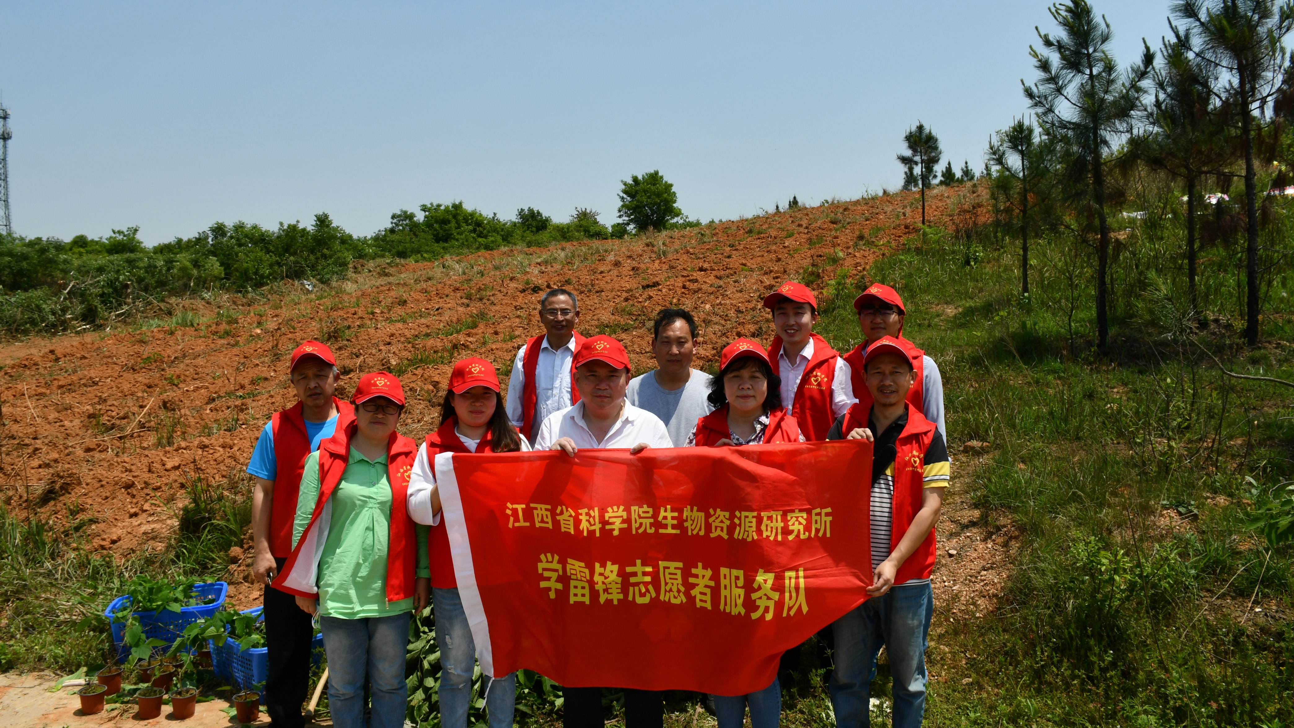 我院在株山村扶贫点开展学雷锋志愿者活动