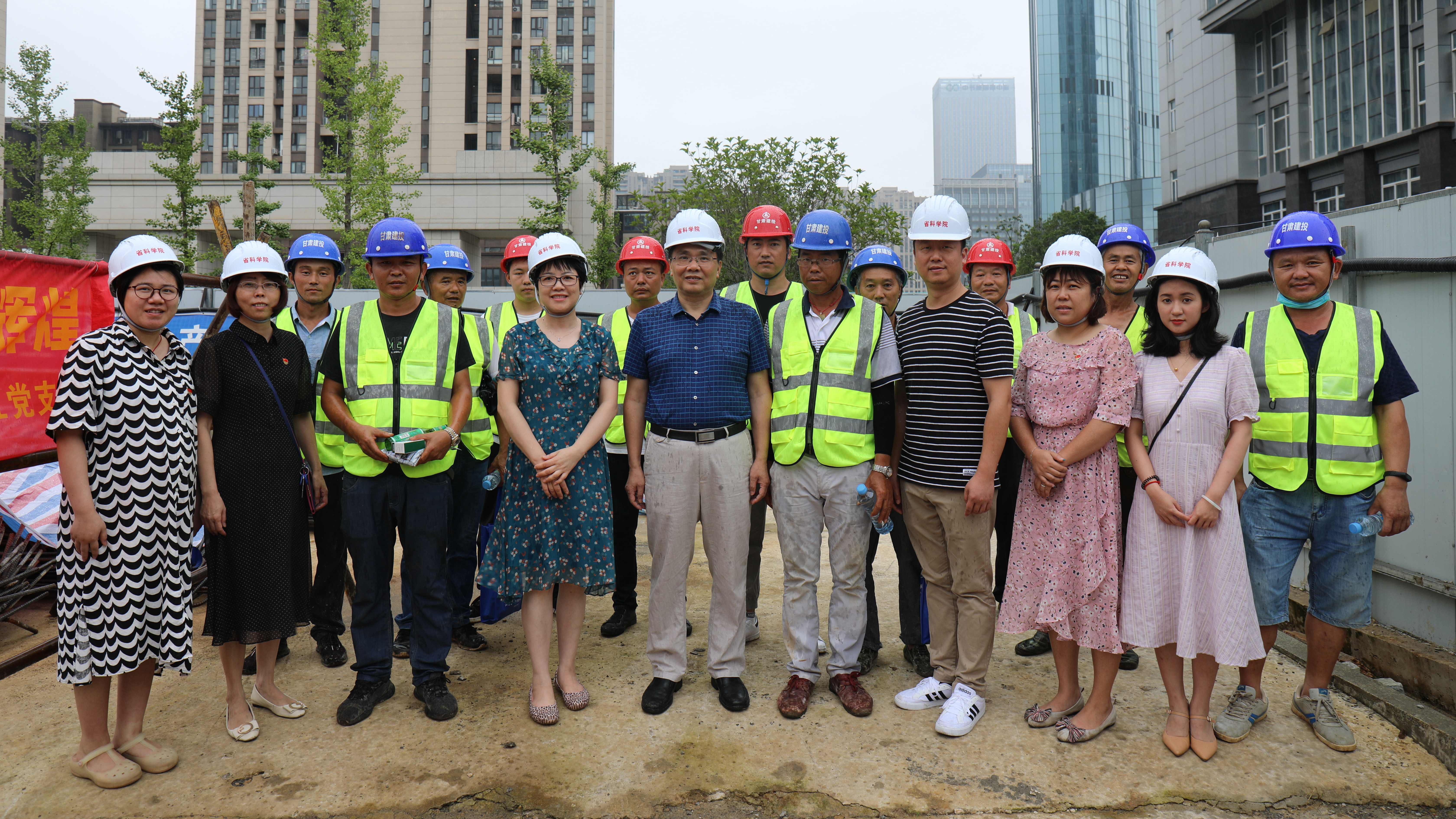 李雄辉同志参加机关第五支部的“炎炎夏日送清凉 江西中心筑辉煌”活动