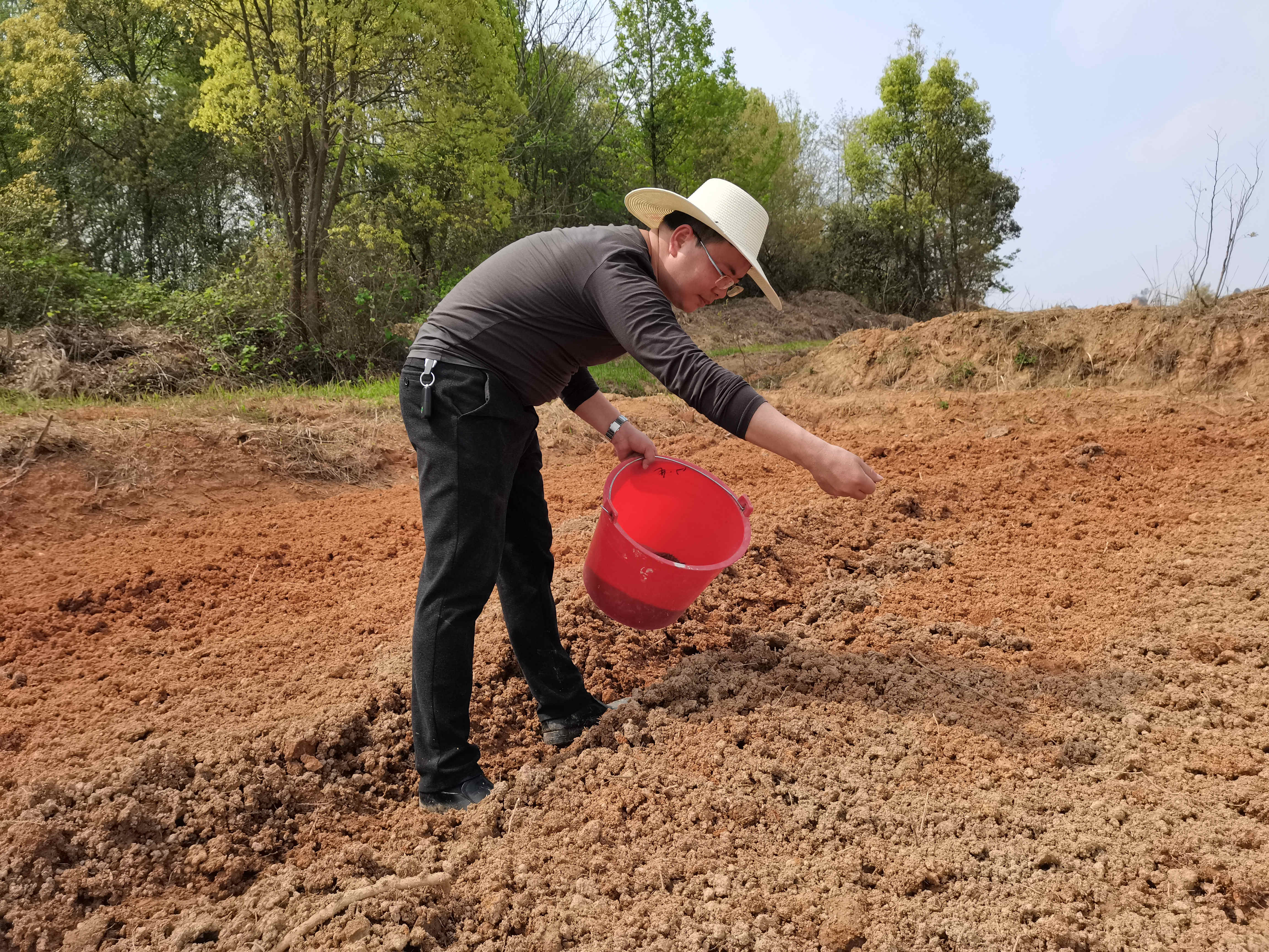井冈山生物技术研究院组织党员开展“2021年认种认养义务种花”活动