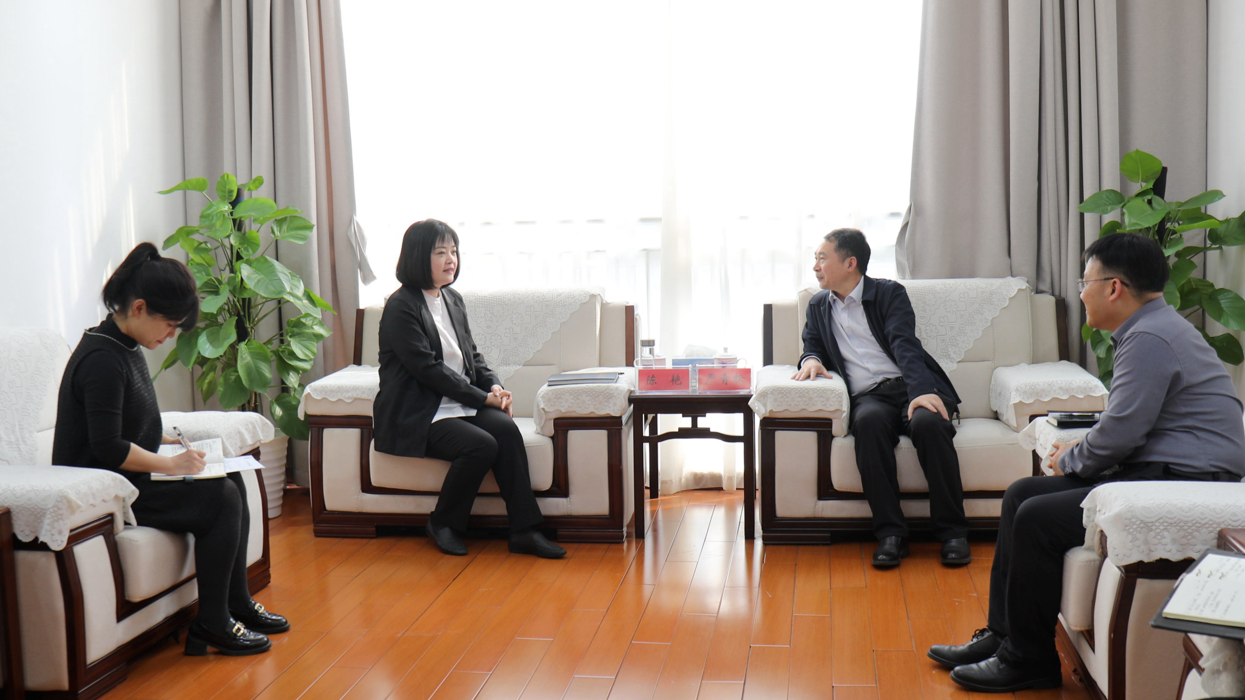 南昌高新区党工委书记陈艳来访我院