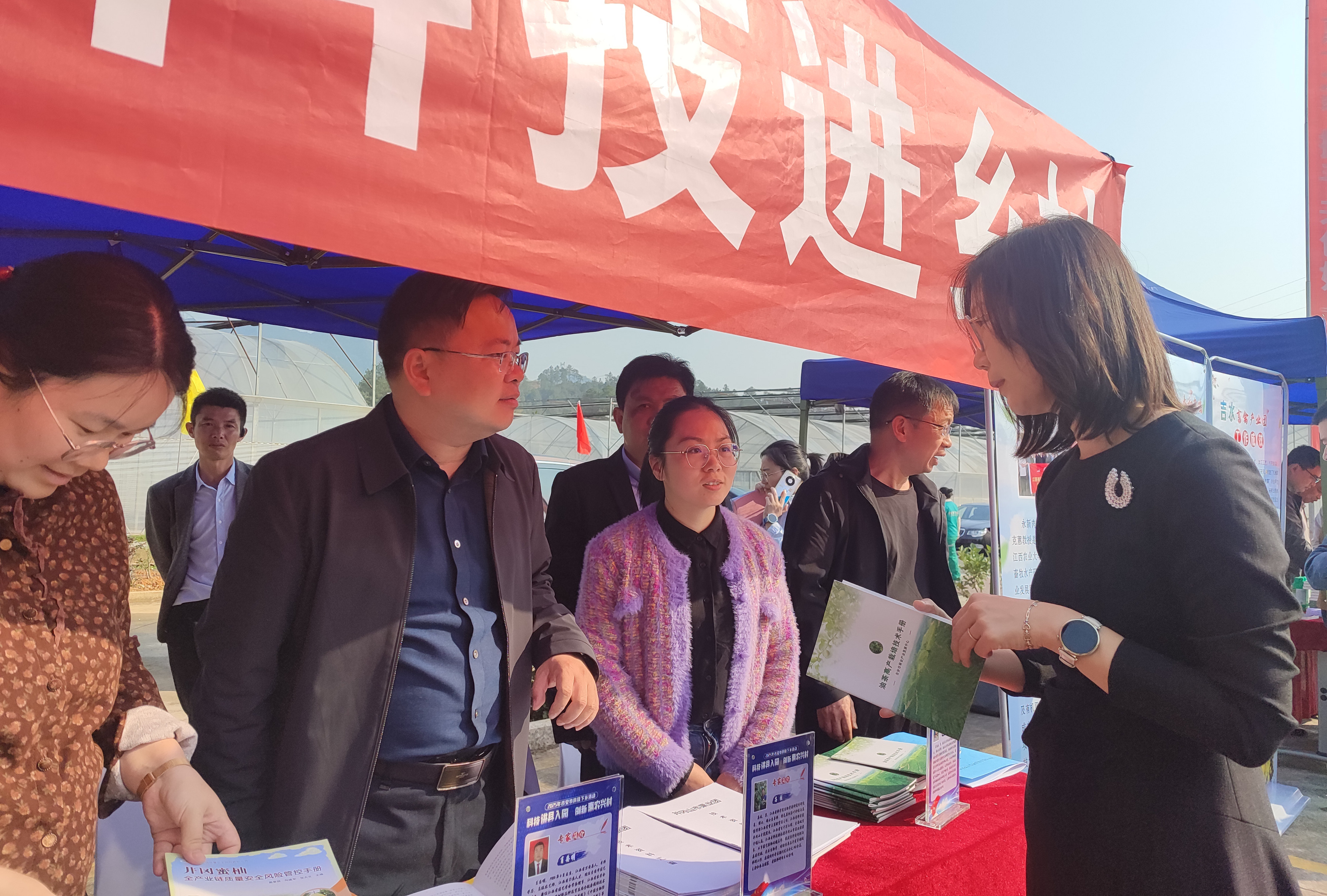 高柱带队参加“科技进县入园 创新惠农兴村”吉安市科技下乡活动