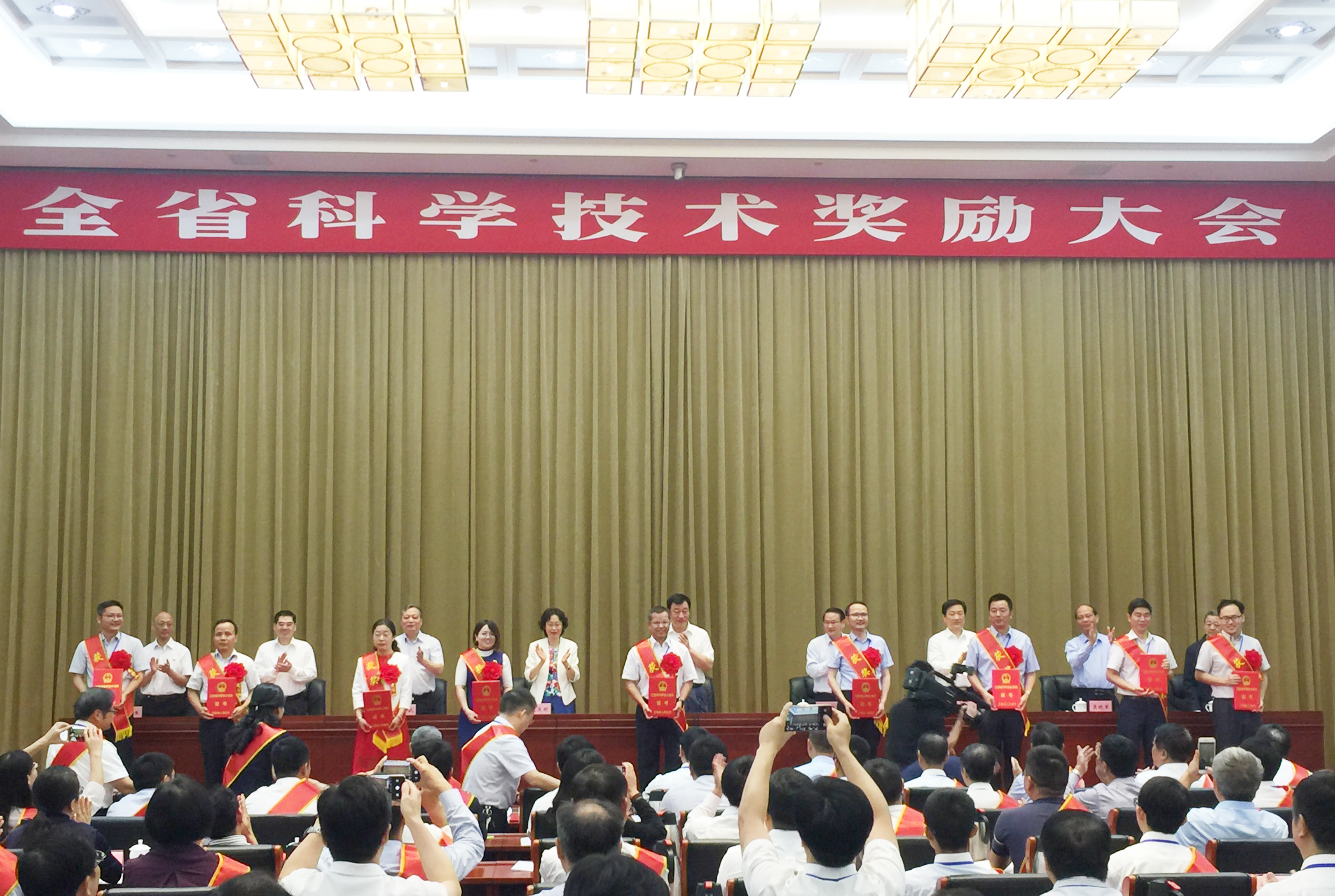 王小玲副研究员作为二等奖代表上台领奖.jpg
