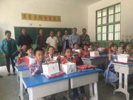 我支部赴太阳村小学开展“六一”慰问活动