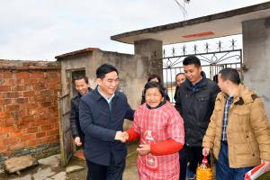 我院驻村扶贫工作组前往株山村走访慰问贫困户