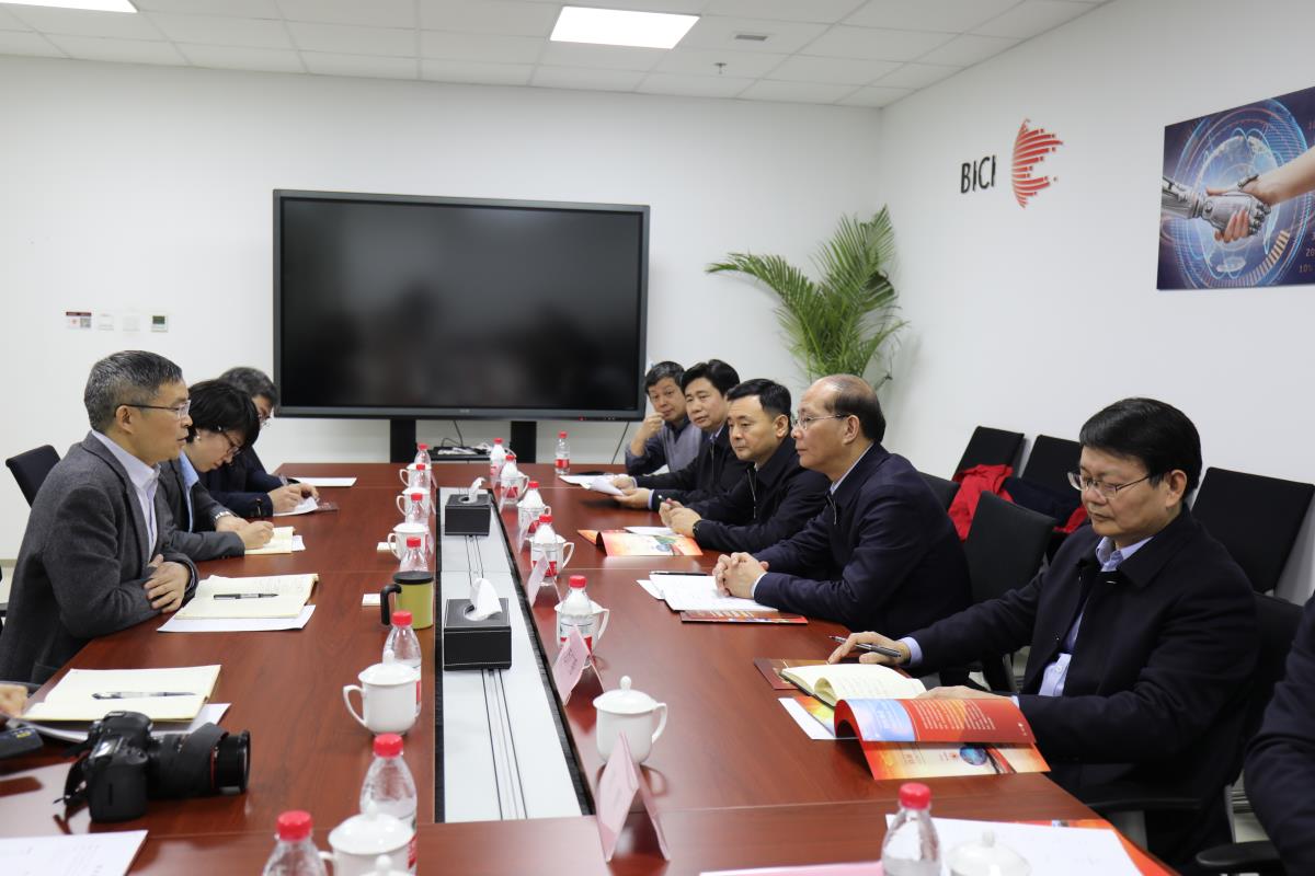 座谈会.jpg