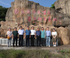 我院与中科院水生所、省水文监测中心合作开展丰水期鄱阳湖江豚考察